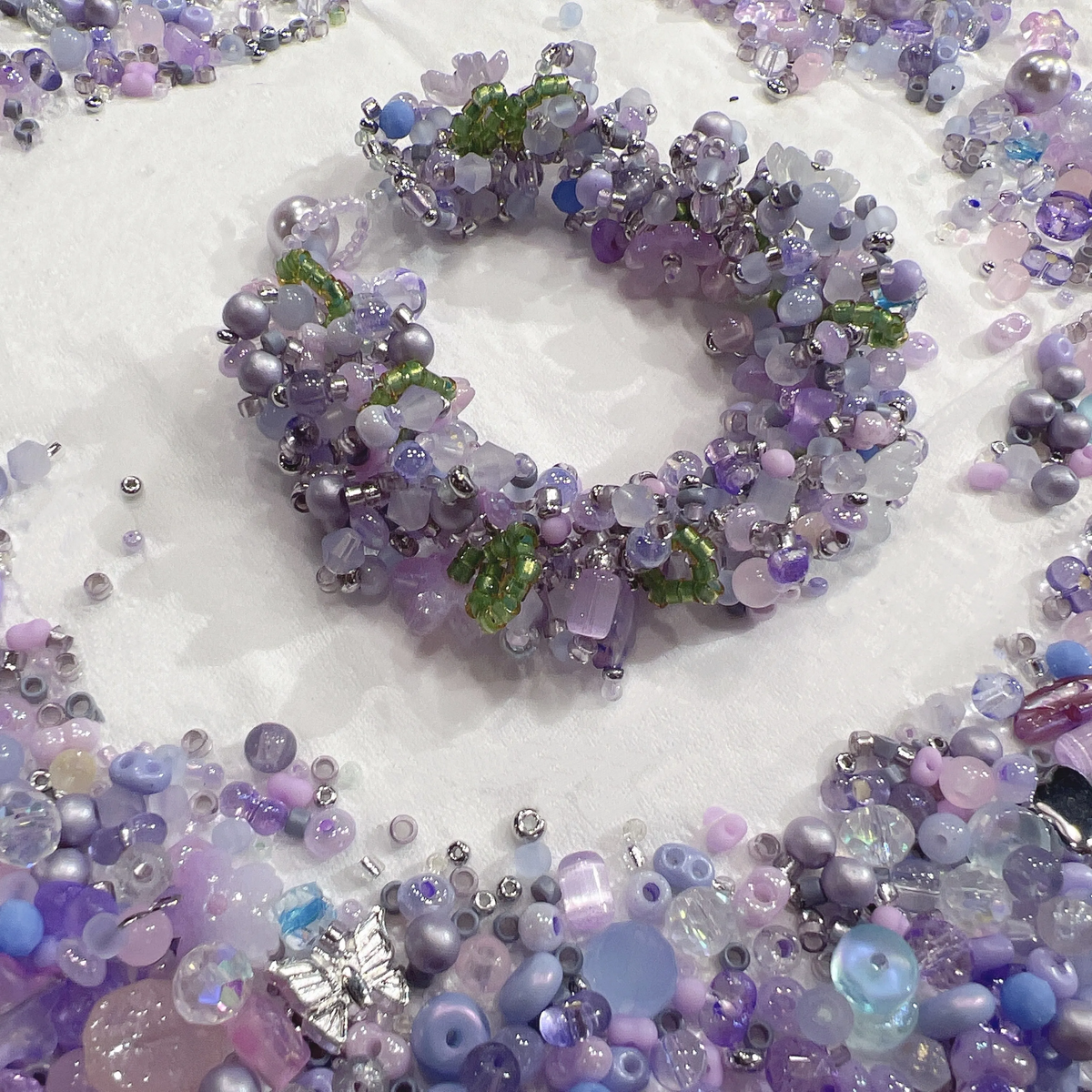 Lavender Floral Beaded Bracelet, Handmade Botanical Jewelry with Soft Purple Beads, Romantic Nature Inspired Gift for Her